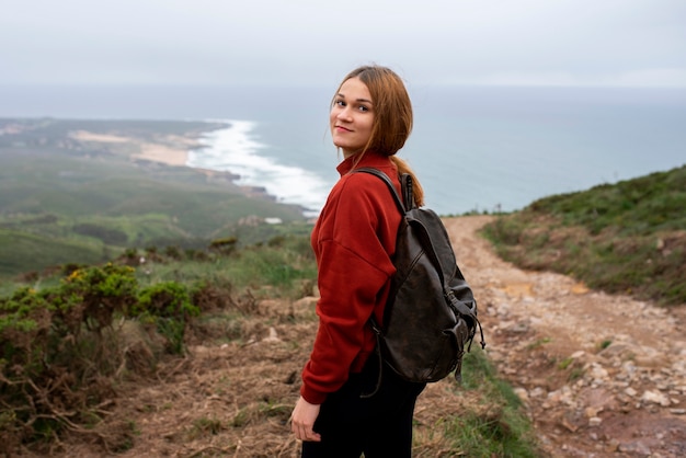 Foto wandern der jungen frau des mittleren schusses