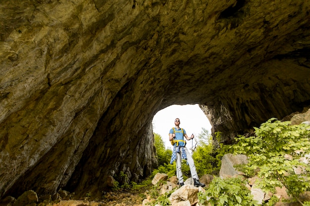 Wandern des jungen Mannes