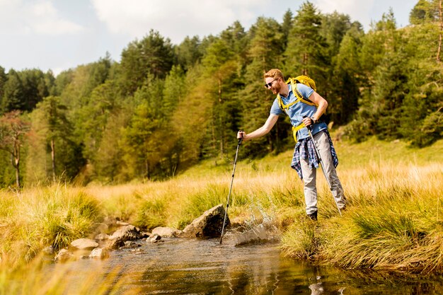 Wandern des jungen Mannes