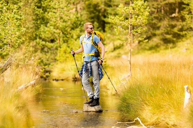 Wandern des jungen Mannes