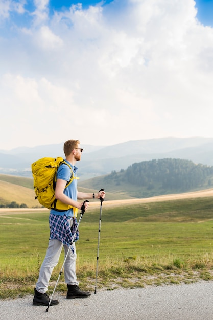 Wandern des jungen Mannes