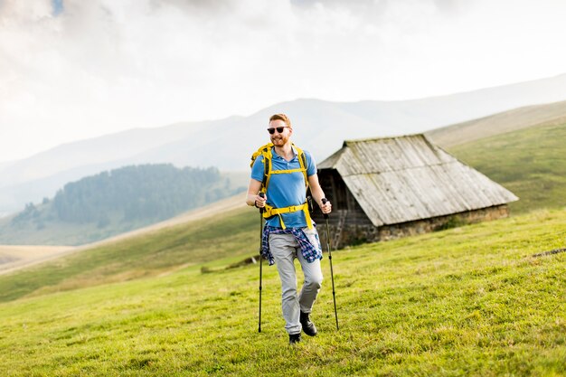 Wandern des jungen Mannes