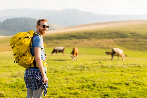 Wandern des jungen Mannes