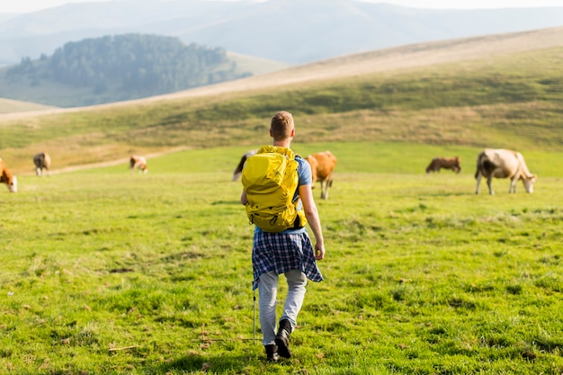 Wandern des jungen Mannes