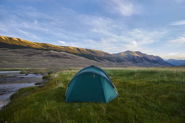 Wandern in den Bergen Flüsse und Bergseen Sommerliche Bergrücken- und Gipfellandschaften Eine erstaunliche Reise