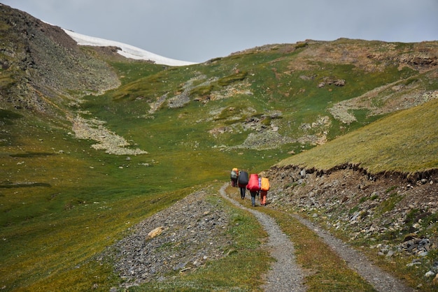 Wandern in den Bergen Flüsse und Bergseen Sommerliche Bergrücken- und Gipfellandschaften Eine erstaunliche Reise