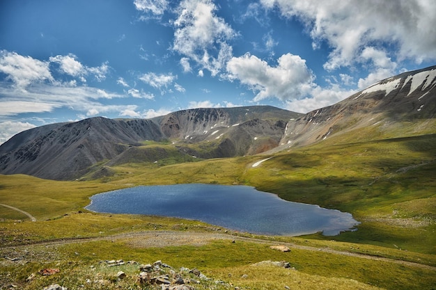 Wandern in den Bergen Flüsse und Bergseen Sommerliche Bergrücken- und Gipfellandschaften Eine erstaunliche Reise