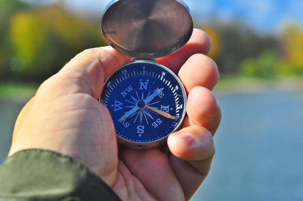 Wandern mit einem Kompass in der Hand