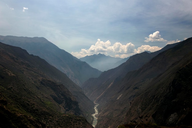 Wandern Sie durch die Apurimac-Schlucht zu den Ruinen von Choquequirao, einer archäologischen Stätte der Inkas in Peru.