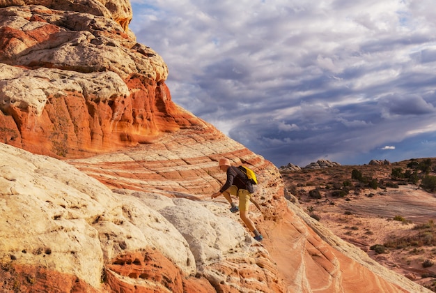 Wandern Sie in den Bergen von Utah. Wandern in ungewöhnlichen Naturlandschaften. Fantastisch bildet Sandsteinformationen.