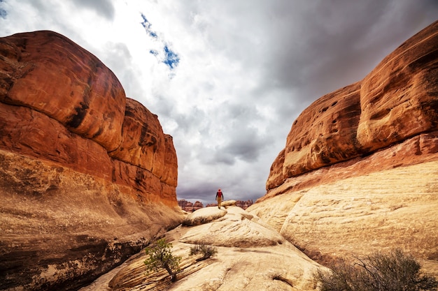 Wandern Sie in den Bergen von Utah. Wandern in ungewöhnlichen Naturlandschaften. Fantastische Formen Sandsteinformationen.