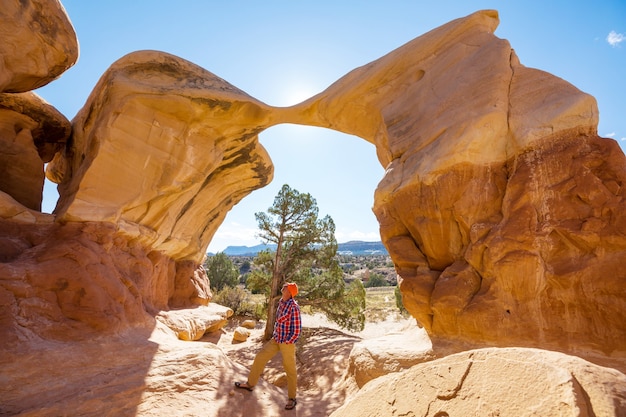 Wandern Sie in den Bergen von Utah. Wandern in ungewöhnlichen Naturlandschaften. Fantastische Formen Sandsteinformationen.