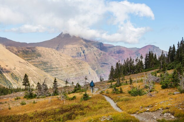 Wandern Sie in den Herbstbergen. Thema Herbstsaison.