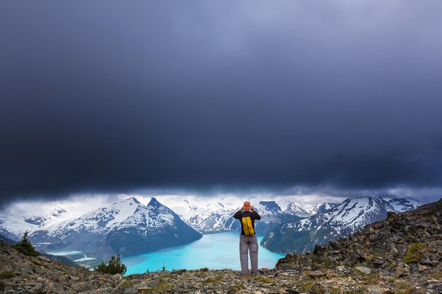 Wandern Sie zum türkisfarbenen Garibaldi Lake in der Nähe von Whistler, BC, Kanada.