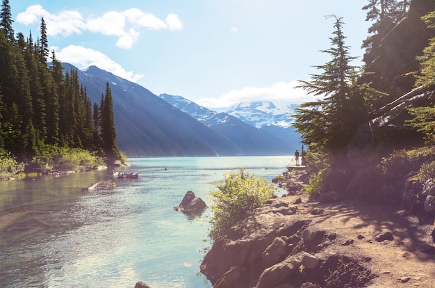 Wandern Sie zum türkisfarbenen Wasser des malerischen Garibaldi Lake in der Nähe von Whistler, BC, Kanada. Sehr beliebtes Wanderziel in British Columbia.