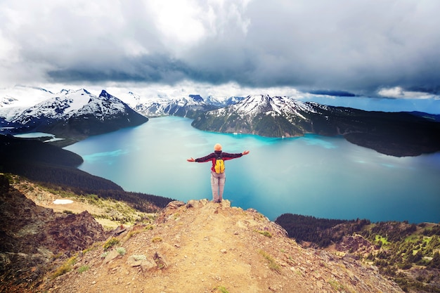 Wandern Sie zum türkisfarbenen Wasser des malerischen Garibaldi Lake in der Nähe von Whistler, BC, Kanada. Sehr beliebtes Wanderziel in British Columbia.