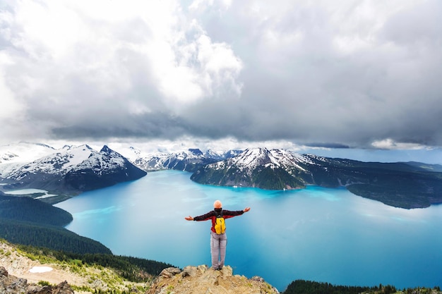 Wandern Sie zum türkisfarbenen Wasser des malerischen Garibaldi Lake in der Nähe von Whistler, BC, Kanada. Sehr beliebtes Wanderziel in British Columbia.