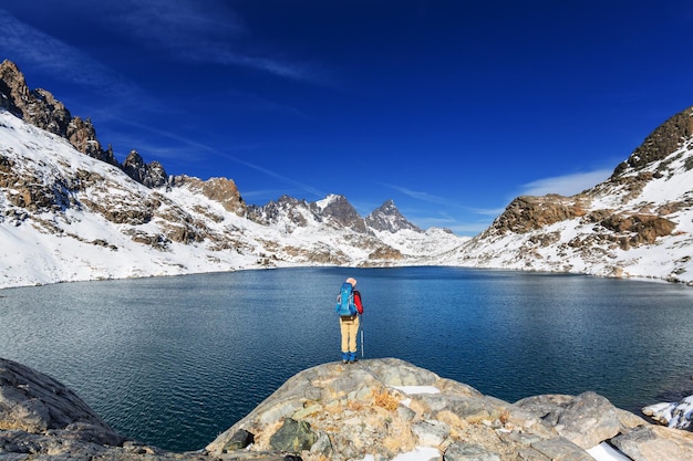 Wandern Sie zum wunderschönen Minaret Lake, Ansel Adams Wilderness, Sierra Nevada, California, USA. Herbstsaison.