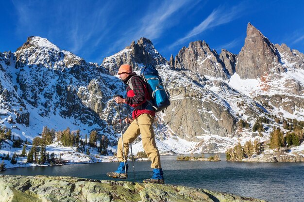 Wandern Sie zum wunderschönen Minaret Lake, Ansel Adams Wilderness, Sierra Nevada, California, USA. Herbstsaison.