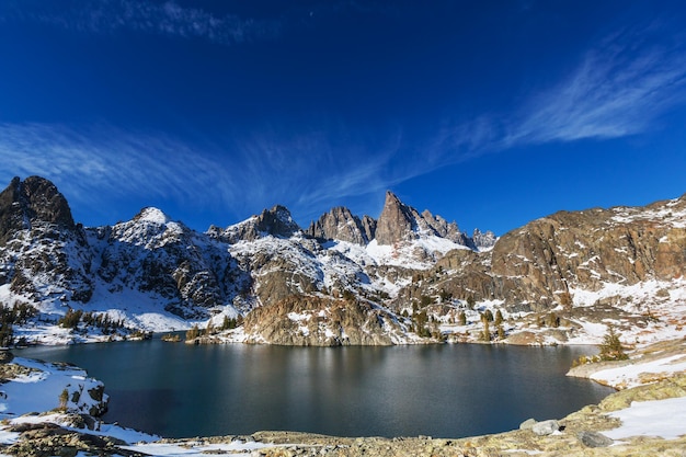 Wandern Sie zum wunderschönen Minaret Lake, Ansel Adams Wilderness, Sierra Nevada, California, USA. Herbstsaison.