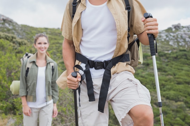 Wandern von den Paaren, die auf Gebirgsgelände gehen