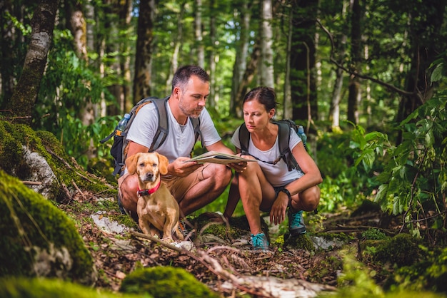 Wandern von Paaren, die Karte überprüfen