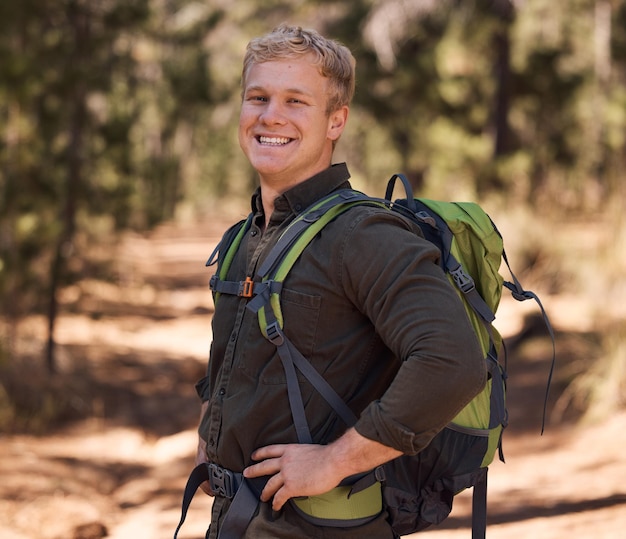 Foto wandern waldfitness und porträt des mannes trekking im wald für freiheit frieden oder abenteuerreise für körperwellness übungsreisen training training und rucksackwandern wanderer zu fuß auf naturpfaden