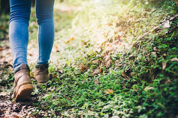 Wandern weibliche Stiefel haben Spaß und genießen Sie Wildnis-Exploration. Freiheit Konzept Trekking