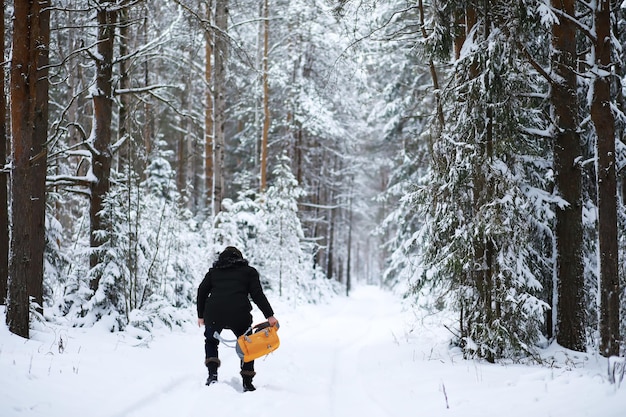 Wandern Winterlandschaft Ein Mann mit Rucksack reist im Winter Ein Mann in einem schneebedeckten Feld