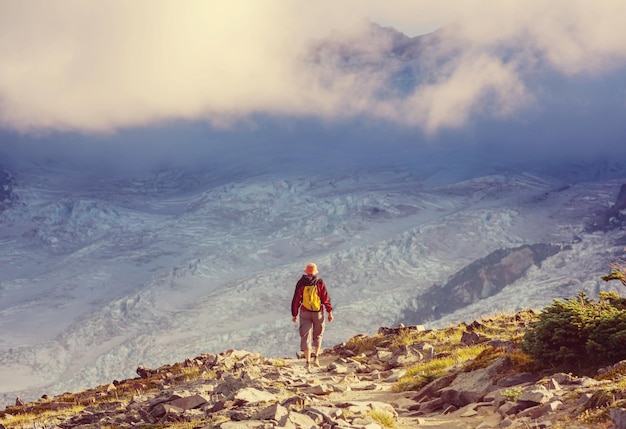 Wandernder Mann in den Bergen