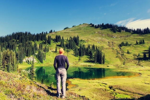 Wandernder Mann in den Bergen