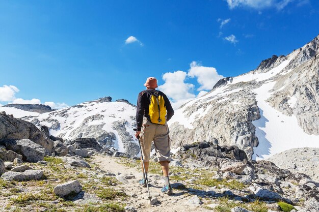 Wandernder Mann in den Bergen