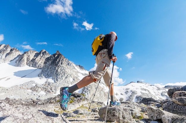 Wandernder Mann in den Bergen