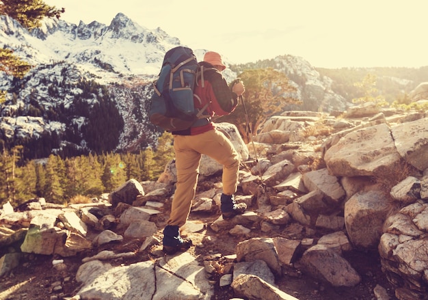 Foto wandernder mann in den bergen