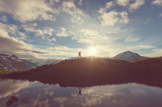 Wandernder Mann in den kanadischen Bergen. Wandern ist die beliebteste Freizeitaktivität in Nordamerika. Es gibt viele malerische Wanderwege.