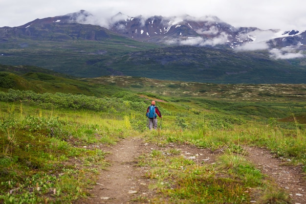 Wandernder Mann in den kanadischen Bergen. Wandern ist die beliebteste Freizeitaktivität in Nordamerika. Es gibt viele malerische Wanderwege.