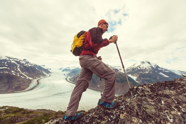 Wandernder Mann in den kanadischen Bergen. Wandern ist die beliebteste Freizeitaktivität in Nordamerika. Es gibt viele malerische Wanderwege.
