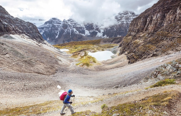 Wandernder Mann in den kanadischen Bergen. Wandern ist die beliebteste Freizeitaktivität in Nordamerika. Es gibt viele malerische Wanderwege.