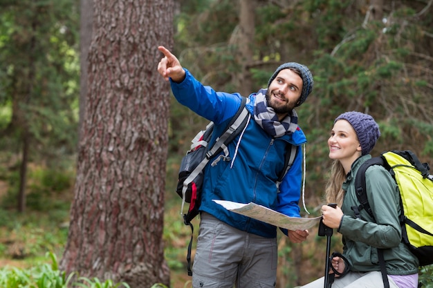 Wanderpaar schaut auf Karte und zeigt weg