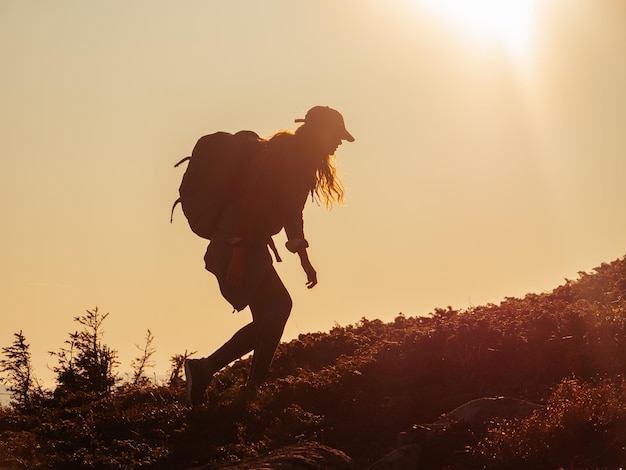 Wanderreise asiatische wandererfrau mit schwerem rucksack müde auf outdoor-trekking im grand canyon trail