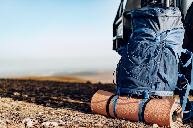 Wanderrucksack links oben auf dem Berg