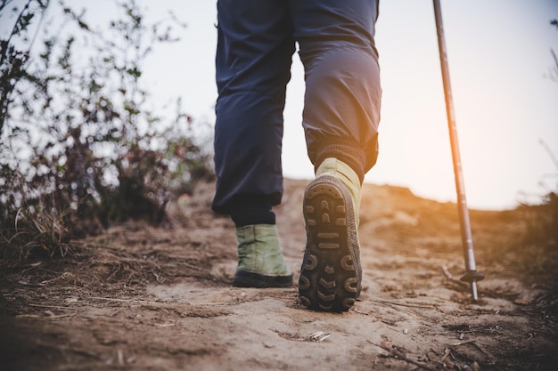 Wanderschuhe in Aktion auf einem Bergwüstenpfad. Nahaufnahme der männlichen Wandererschuhe.