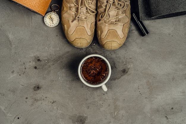 Wanderschuhe, Kompass und Messer. Outdoor-Ausrüstung wandern