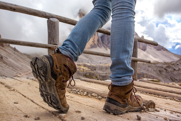 Wanderschuhe Nahaufnahme. Tourist zu Fuß auf dem Weg. Italien