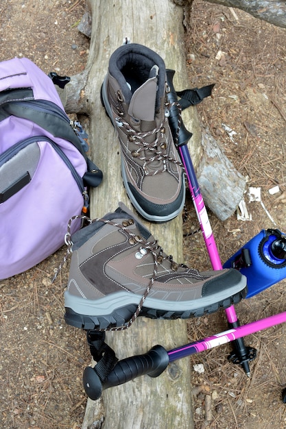 Wanderschuhe und Rucksackpositionen in der Natur