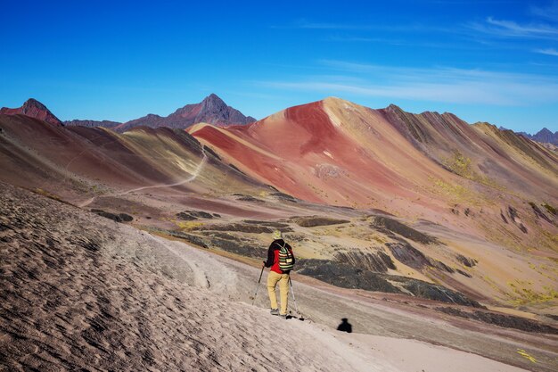 Wanderszene in Vinicunca, Region Cusco, Peru. Montana de Siete Colores, Regenbogenberg.