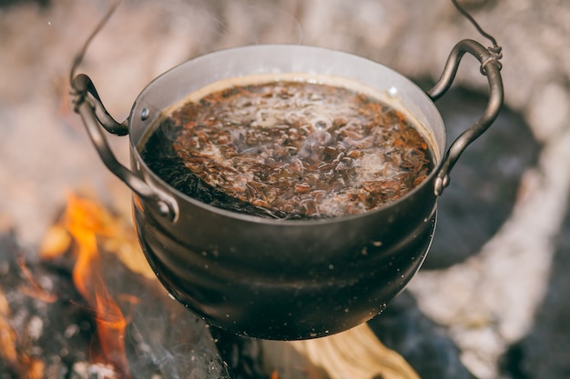 Wandertopf, Bowler im Lagerfeuer.