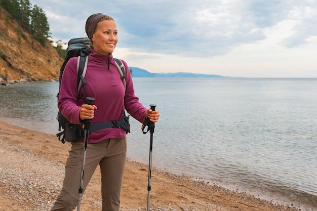 Wandertourismus Abenteuer Backpacker Wanderer Frau mit Blick auf schöne Aussicht Wanderer Mädchen Dame Tourist wi