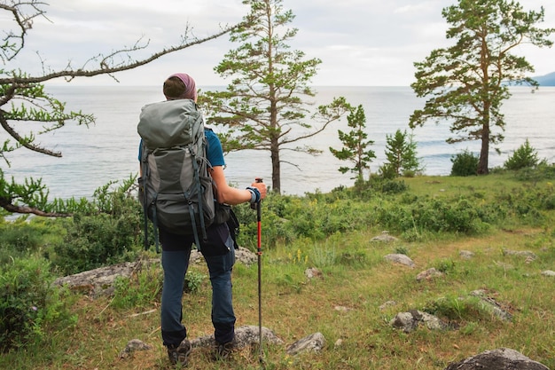 Wandertourismus Abenteuer Rucksacktourist Wanderer Mann blickt auf schöne Aussicht Wandertourist mit Rucksack