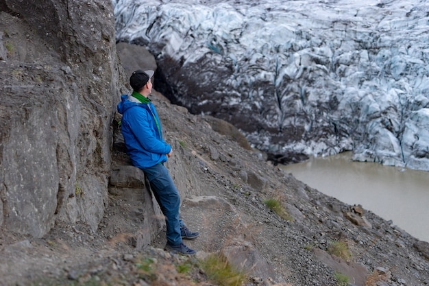 Wandertourist, der Ansicht Eisberglandschaft mit riesigen Eisbergen und See betrachtet